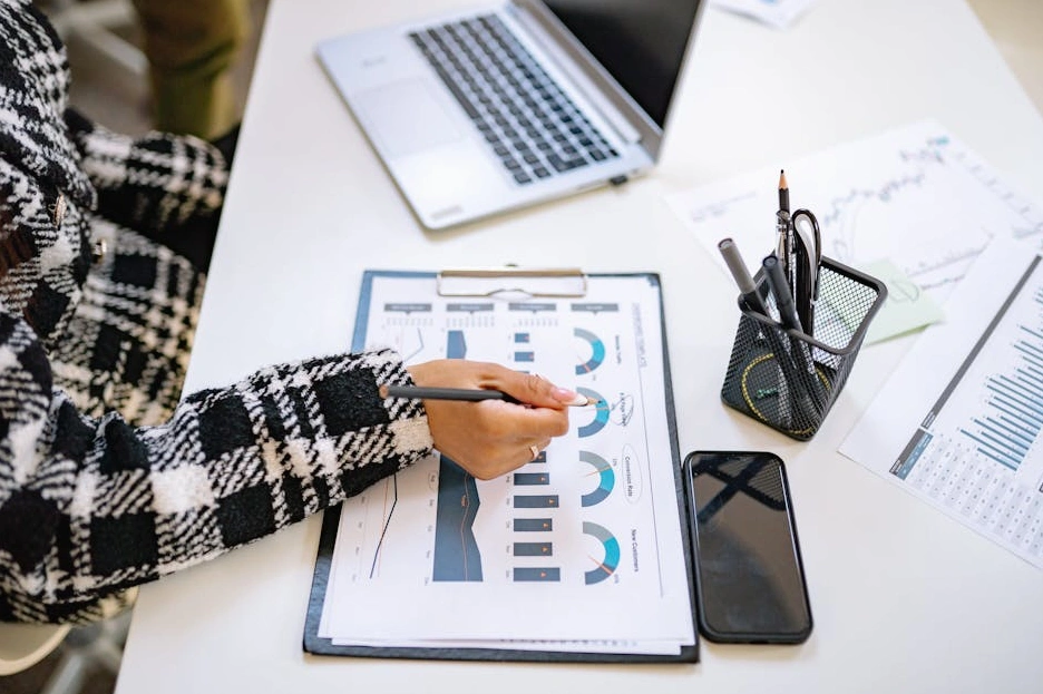 Osoba planująca strategię marketingową przy biurku
